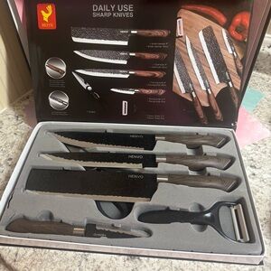 Henvo 6-Piece Knife Set in Woodgrain Handles and Black Blades